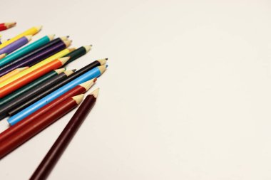 Beyaz arka planda güzel renkli kalemler. Okul afişi tasarımı