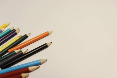 Beyaz arka planda güzel renkli kalemler. Okul afişi tasarımı