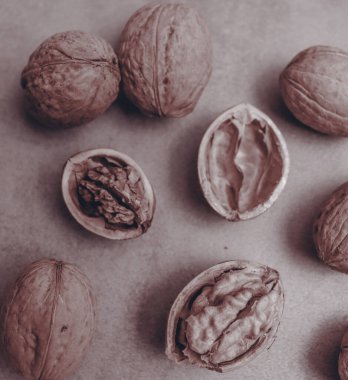 Yemek duvar kağıdı. Sancak konsepti için eski masa arkaplanındaki cevizler