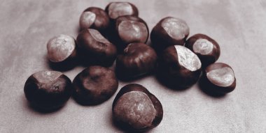 Güzel bir sonbahar arkaplanı ve masada bir sürü kestane var. Natura dokusu