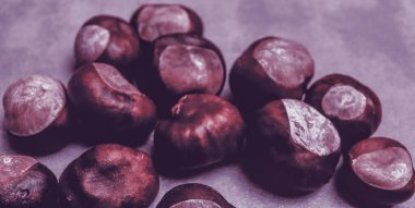 Güzel bir sonbahar arkaplanı ve masada bir sürü kestane var. Natura dokusu