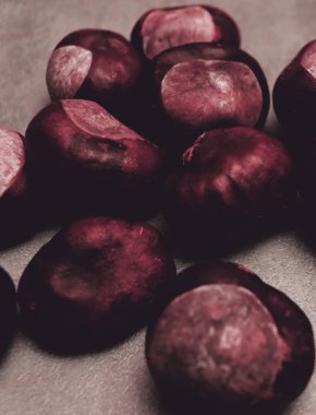 Güzel bir sonbahar arkaplanı ve masada bir sürü kestane var. Natura dokusu