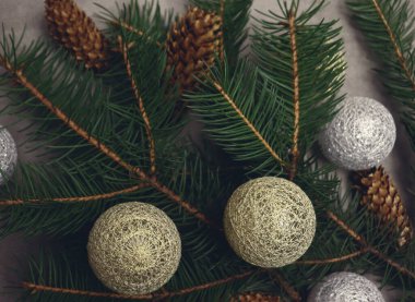 Güzel bayram kutlamaları arka planda çam dalı ve altın ve gümüş Noel oyuncakları ile