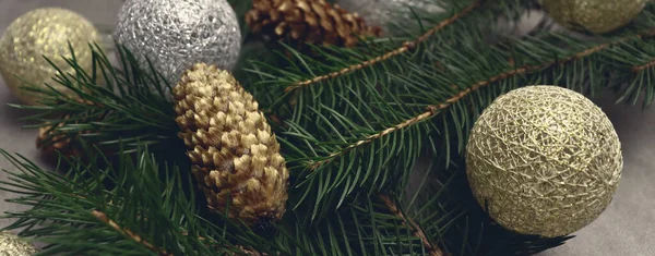 Прекрасне Свято Відзначають Фон Сосновою Гілкою Золотими Срібними Різдвяними Іграшками — стокове фото