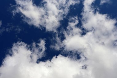 Güzel yaz hava durumu duvar kâğıdı. Bulutlu mavi gökyüzü