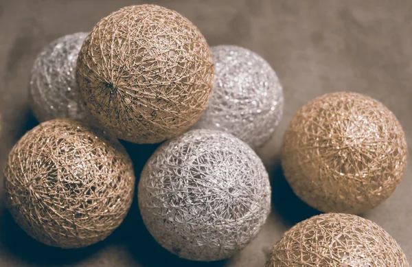 Noel arkaplanını kutlamak için güzel altın ve beyaz oyuncaklar.