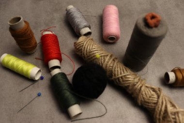 Evde örgü örmek çok güzel. İğneler ve ipliklerle.