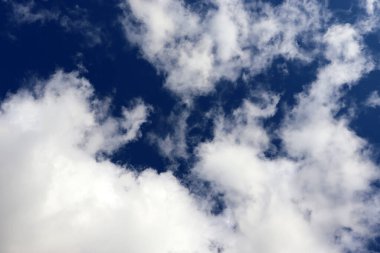 Güzel yaz hava durumu duvar kâğıdı. Bulutlu mavi gökyüzü