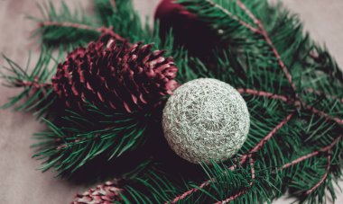 Güzel bayram kutlamaları arka planda çam dalı ve altın ve gümüş Noel oyuncakları ile
