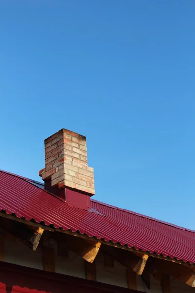 Крыша с кирпичной трубой . — стоковое фото