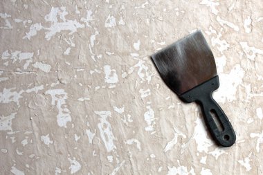 Eski spatula grunge macun yüzeyinde yatıyor