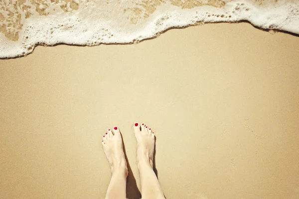 Voeten op strand — Stockfoto