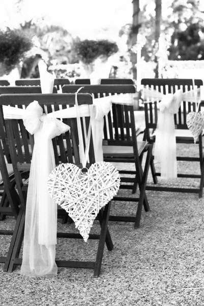 Sillas de boda con decoración de corazón, blanco y negro — Foto de Stock