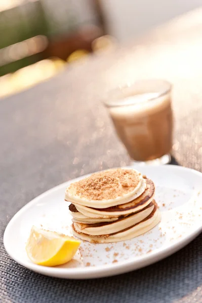 Weekend breakfast of mini pancakes and cafe latte — Stock Photo, Image
