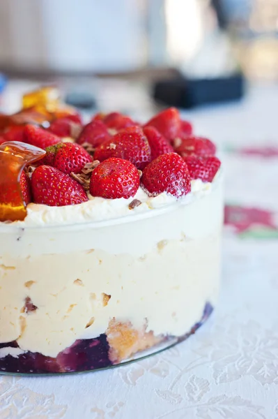 Trifle with strawberries — Stock Photo, Image