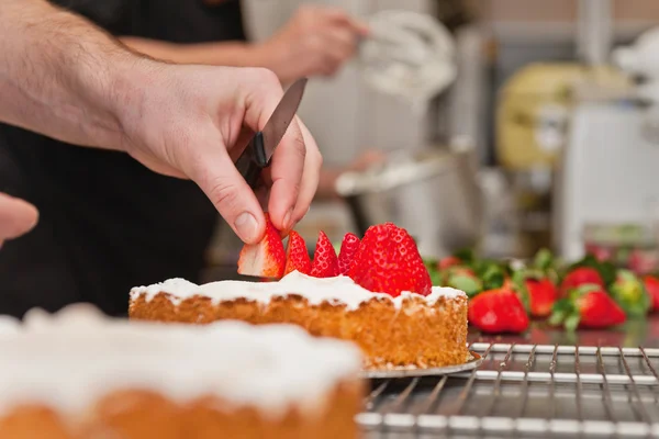 Préparation du gâteau aux fraises — Photo