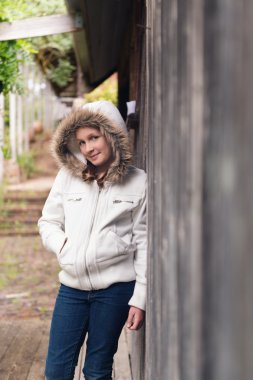 Kış kapüşonlu genç kız