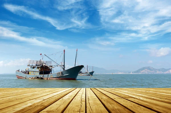 Balıkçı tekneleri ve deniz — Stok fotoğraf