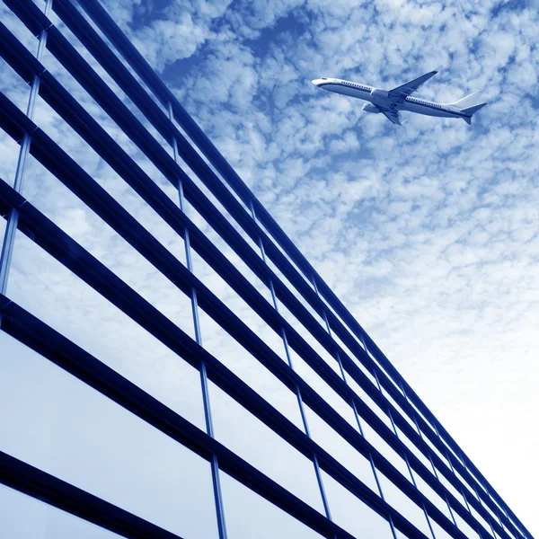 Avión sobre la ciudad — Foto de Stock