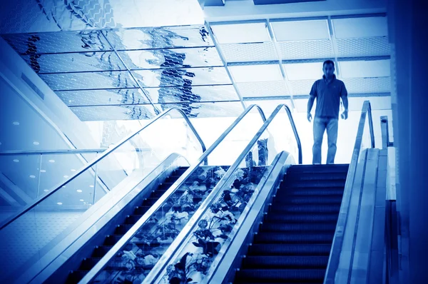 Hombre en la escalera mecánica — Foto de Stock