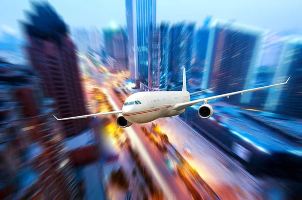 Avião sobre a cidade — Fotografia de Stock
