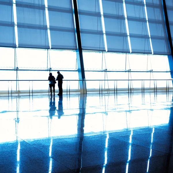 Grandes fenêtres et la silhouette des personnages — Photo