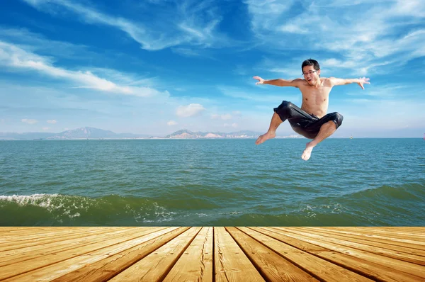 Stranden hoppar man — Stockfoto