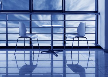 ofiste büyük pencereler