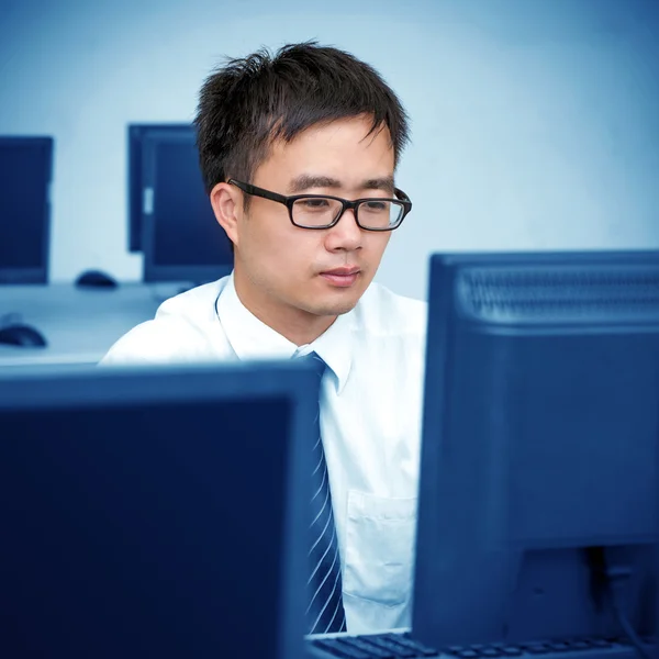 컴퓨터 룸에서 일 하는 아시아 남자 — 스톡 사진