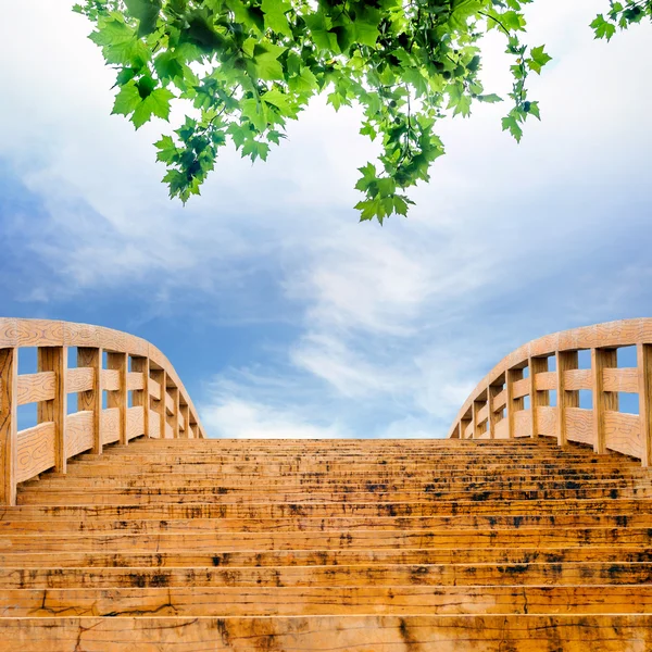 De hemel en de houten brug — Stockfoto