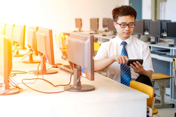 Asiático hombre trabajando en — Foto de Stock