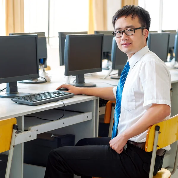 Hombre asiático trabajando en la sala de computadoras — Foto de Stock