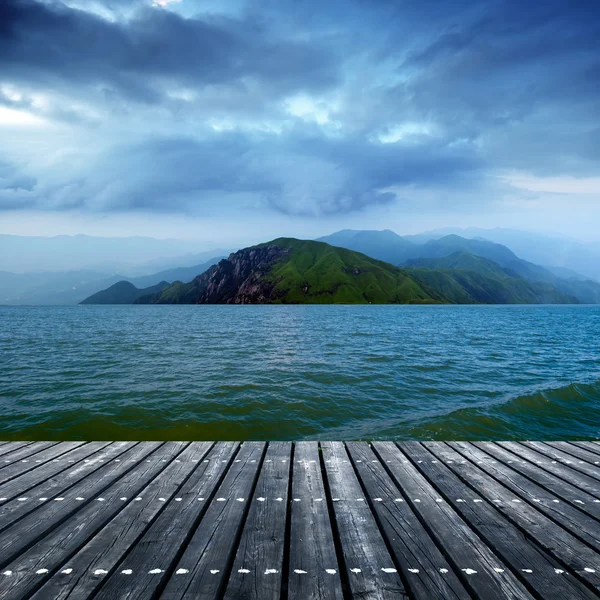 Platform, tenger mellett — Stock Fotó