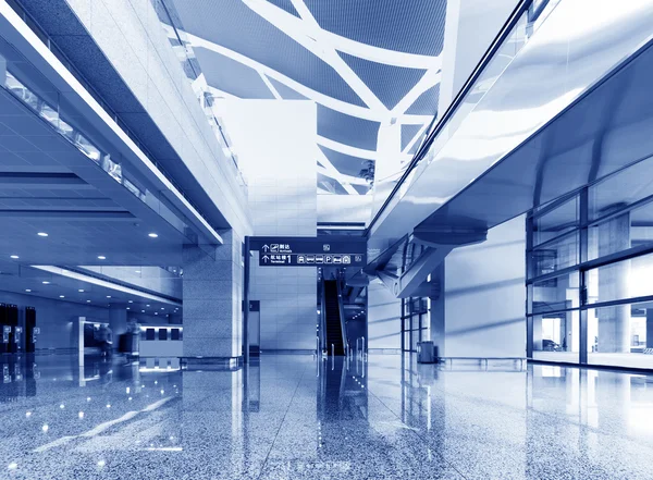 Hall y escaleras mecánicas — Foto de Stock