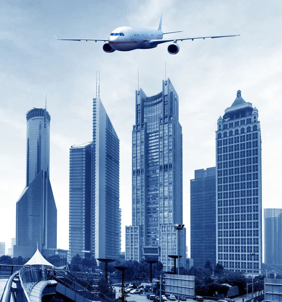 Samolotów na niebie Szanghaj — Zdjęcie stockowe