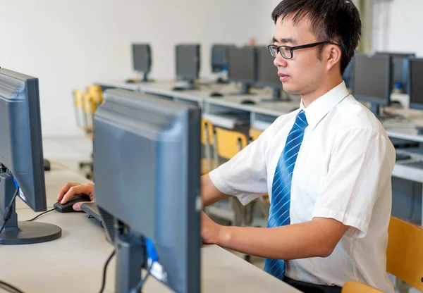 컴퓨터 룸에서 일 하는 아시아 남자 — 스톡 사진