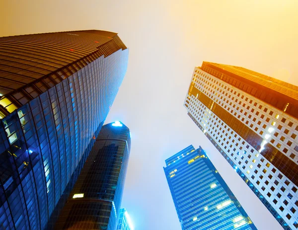A felhőkarcolók éjjel városok — Stock Fotó