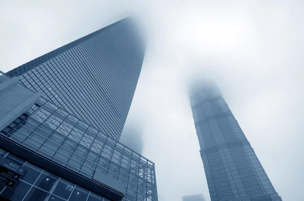 Grattacieli e nebbia — Foto Stock