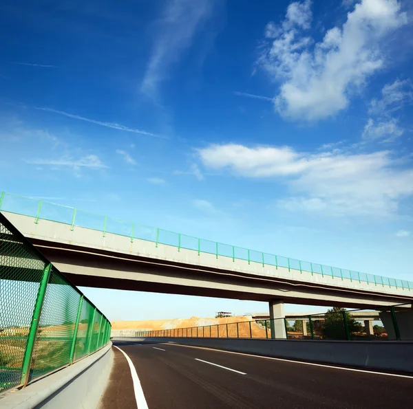 Motorvägen och viadukten — Stockfoto