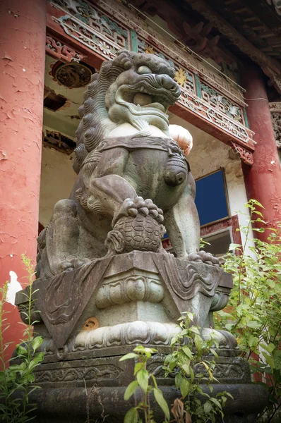 Een stenen leeuw sculptuur tegenover de tempel — Stockfoto