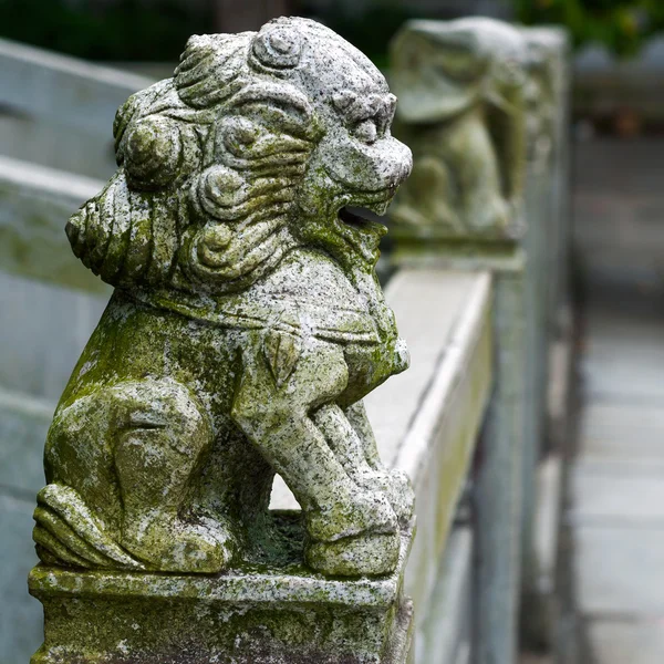 Statua del leone sul ponte in Cina — Foto Stock