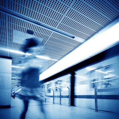 yolcular metro istasyonlarında