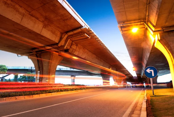 Viaduto e faixa de luz — Fotografia de Stock
