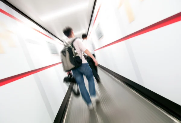 Flygplatsen korridor och passagerare — Stockfoto