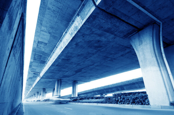 Под приподнятой дорогой
