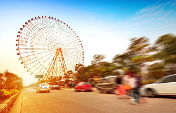 Ferris wheel and the crowd — Stock Photo, Image