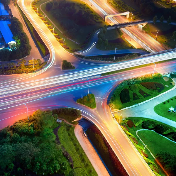 Moderní městská viadukt v noci — Stock fotografie