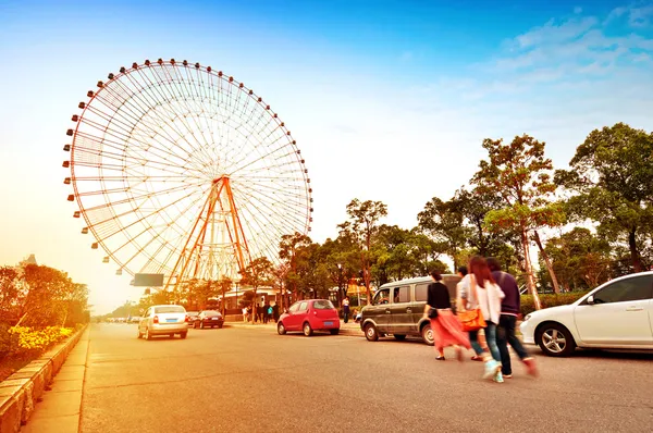 Ferris wheel and the crowd — Stock Photo, Image