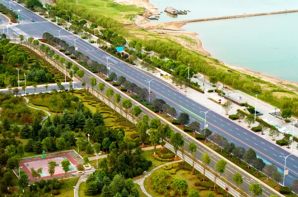 Een bird's eye view van de weg in de buurt van de stad — Stockfoto