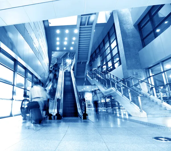 En la escalera mecánica del aeropuerto Fotos De Stock Sin Royalties Gratis